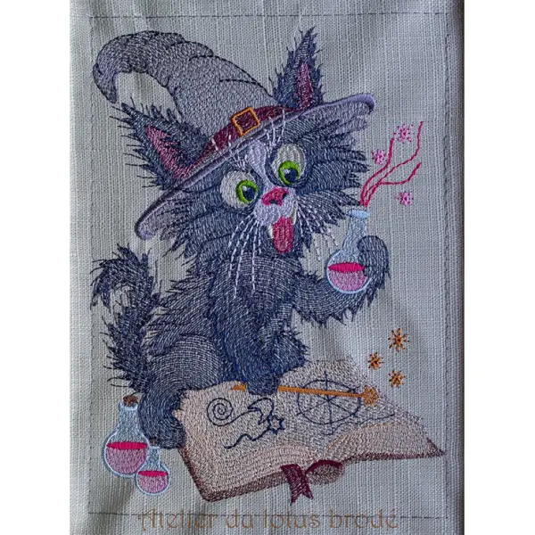 Fichier broderie machine- chatt sorcier nezrose et le grimoire- collection bestiaire brodé