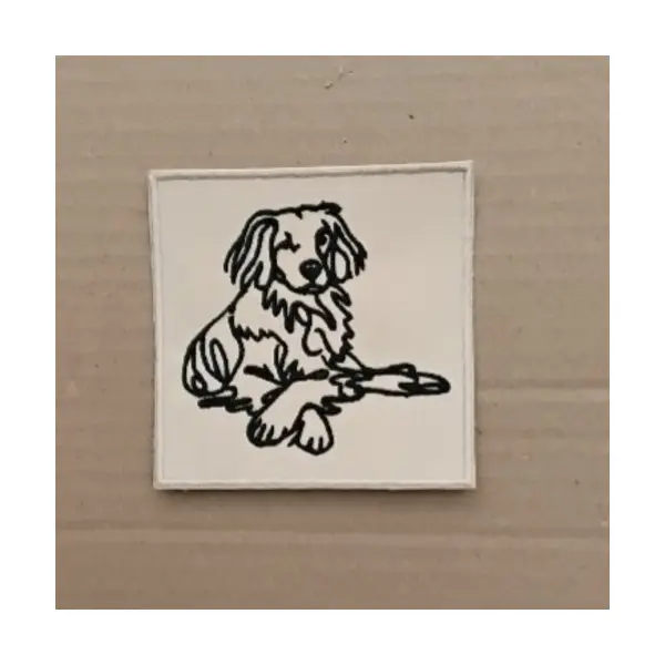Patch épagneul breton assis , coton beige , broderie noire , thermocollant , 10 cm